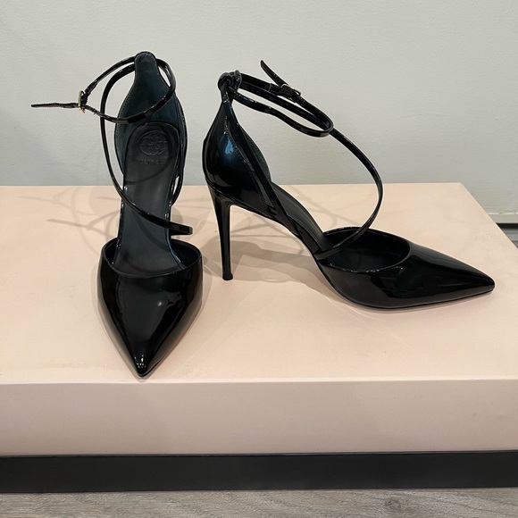 Guess Bizzy Pump in Black Patent Leather - Picture 3 of 8